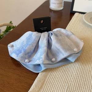Pince à cheveux vintage en soie tie-dye bleu Monet avec perles sur table en bois