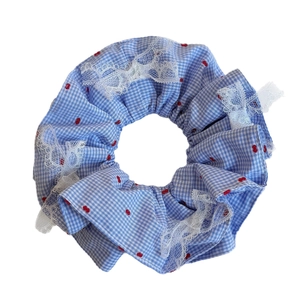 Chouchou rétro à carreaux bleus avec pois rouges et bordure en dentelle blanche