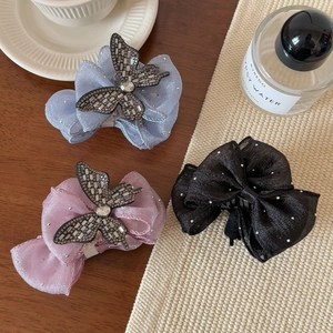 Trois pinces à cheveux élégantes avec nœuds en bleu, rose, noir et papillons en cristal
