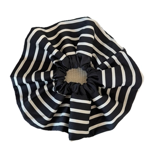 Chouchou oversize rayé noir et blanc de style français avec texture de tissu plissée