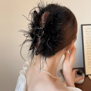 Grande pince à cheveux élégante à plumes noires avec nœud en dentelle sur modèle