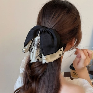 Pince à cheveux élégante avec nœud floral, perles blanches et tissu noir de qualité supérieure
