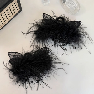 Grande pince à cheveux élégante en plumes noires avec oreilles de chat et pompons longs