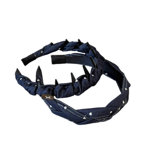 Serre-tête en tissu bleu foncé avec imprimé cœurs et design tressé avec dents antidérapantes