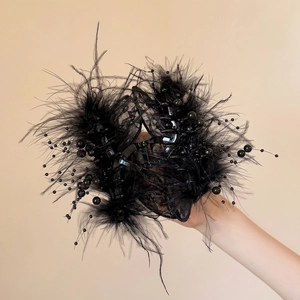 Grande pince à cheveux élégante en plumes noires avec dentelle vintage et perles