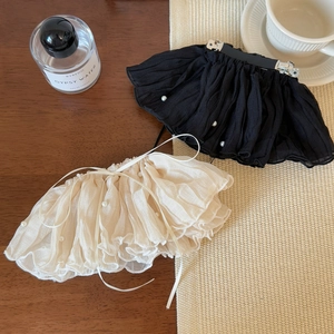 Elegant tulle pleated hair clip with pearls and ribbon in black and beige tones