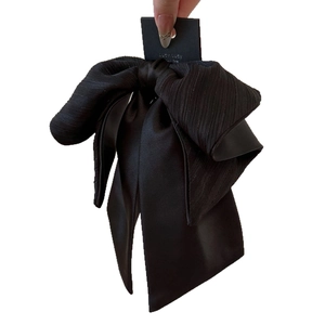 Grande pince à cheveux élégante avec nœud noir en tissu texturé pour femmes