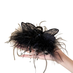 Pince à cheveux noire élégante avec plumes, ailes de papillon en dentelle et perles
