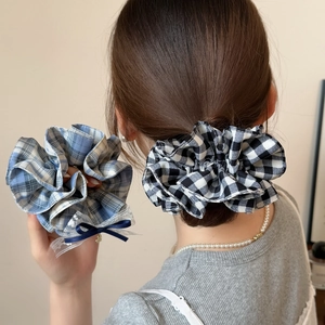 Eleganter Karierter Stoff Scrunchie Mit Spitzenschleife Und Herzanhänger Aus Metall Süßer Großer Haargummi Für Damen Accessoire