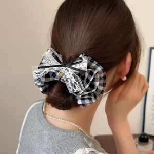 Eleganter Haargummi mit schwarz-weißem Karomuster, Spitze und goldenem Herzanhänger