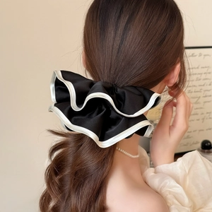 Chouchou élégant en satin noir avec bordure blanche contrastée pour queue de cheval