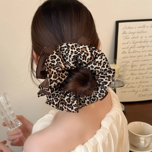 Chouchou rétro imprimé léopard avec nœud en satin pour une coiffure élégante et chic