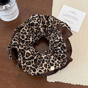Chouchou à double couche imprimé léopard avec bords froufrous marron et breloque dorée