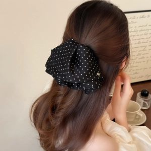 Pince à cheveux élégante à pois noirs et blancs pour une coiffure chic française