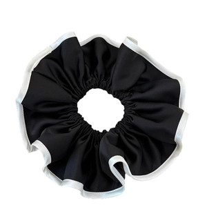 Chouchou classique en satin noir avec liseré blanc contrasté et design plissé