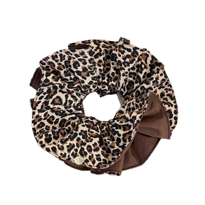 Chouchou double couche avec imprimé léopard, tissu marron et pendentif doré