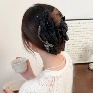 Grande pince à cheveux élégante en dentelle noire avec détail papillon en strass