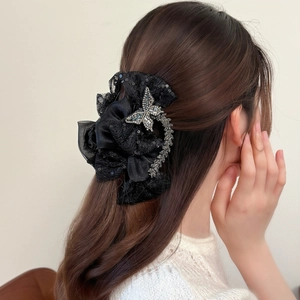 Grande pince à cheveux élégante en résille noire avec papillon pailleté et cristaux