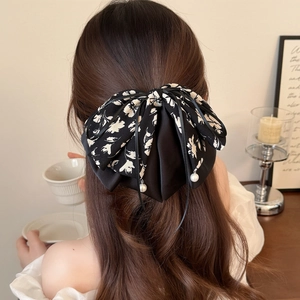 Pince à cheveux vintage à motif floral avec rubans en satin noir et pendentif perle