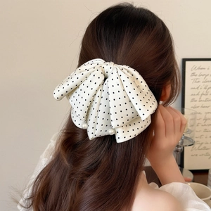 Eleganter Haarklammer mit Polka-Dot-Schleife und Perlenanhängern am Modelhaar