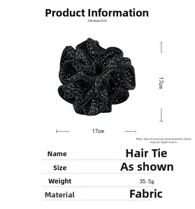 Détail d'un chouchou géant marron foncé montrant le diamètre de 17cm et le tissu doux