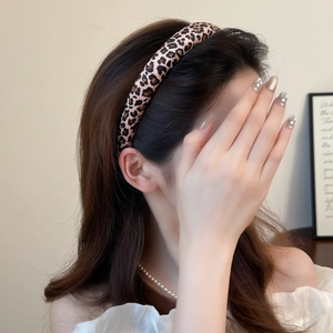Padded leopard print sponge headband for women with wide velvet textured design