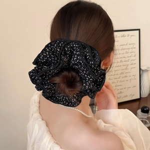 Chouchou géant marron à fleurs Maillard pour une coiffure chignon élégante sur cheveux