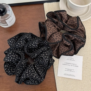 Lot de deux chouchous larges à motif léopard marron et noir pour coiffures d'automne