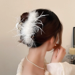 Pince à cheveux élégante en plumes blanches et acrylique transparent pour femmes