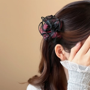 Pince à cheveux élégante avec fleur en tulle superposé noir et bordeaux pour femme