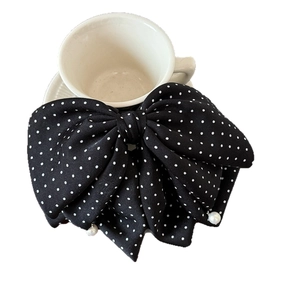 Haarklammer mit Polka-Dot-Schleife und Perlen für Damen, stilvoll präsentiert