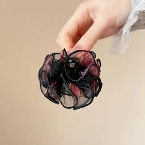 Pince à cheveux élégante avec fleur en organza bicolore pour une coiffure mi-haute chic