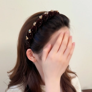 Diadema de terciopelo marrón con cristales, pliegues ondulados y cuentas ámbar en modelo