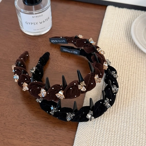 Diadema elegante de terciopelo con cristales y tachuelas para mujer en negro y marrón