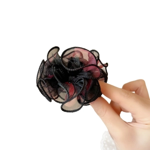 Pince à cheveux fleurie en tulle noir et bordeaux avec une texture plissée élégante