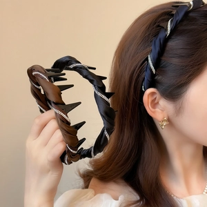 Elegant Twisted Satin Wave Headband With Shiny Rhinestones High Skull Top Design Anti-slip Teeth Hairband For Women Daily Hair Accessories