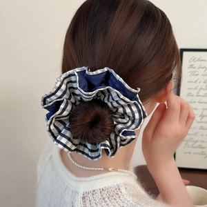 Elastico per capelli grande a doppio strato a quadretti blu e blu scuro su uno chignon