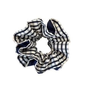 Elastico scrunchie a quadretti con contrasto blu scuro per stili di coda bassa