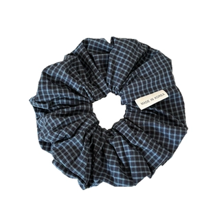 Blau-schwarzes Karo-Haargummi im Oversize-Stil mit modischem Webetikett aus Korea
