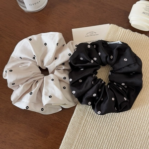 Set di elastici per capelli eleganti con fiori in raso nero e crema per donne