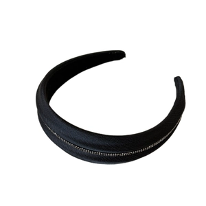 Cerchietto spesso in tessuto nero con strass brillanti e trama saia elegante