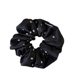 Elastico scrunchie in raso con stampa floreale bianca su fondo nero per capelli chic