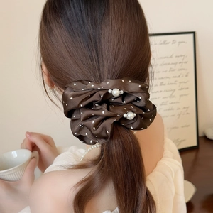 Chouchou en satin marron à pois avec perles élégantes pour queue de cheval haute