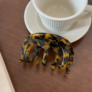 Détail de la pince à cheveux en acétate faite à la main avec motif écaille de tortue