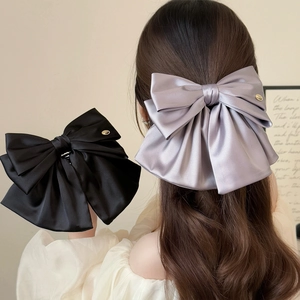 Grande Barrette Nœud en Satin Élégante Style Fée Française Texture Soie Épingle à Cheveux Avec Emblème Métal Doré Pour Femme