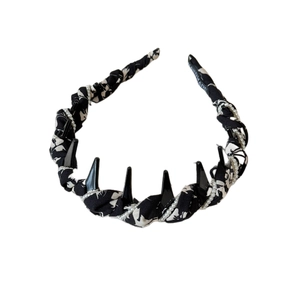 Serre-tête floral noir et blanc avec perles factices et pointes noires style punk