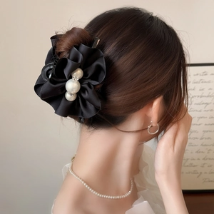 Pince à cheveux fleur en satin noir avec perles blanches pour coiffure élégante