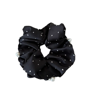 Chouchou élégant en satin noir avec motifs cœurs blancs et accents de perles délicates