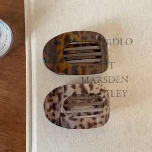 Eleganti mollette per capelli con stampa leopardata in acetato tartarugato e beige