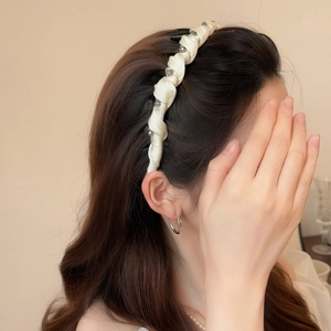 Cerchietto ondulato color crema con strass per donna, accessorio elegante per capelli